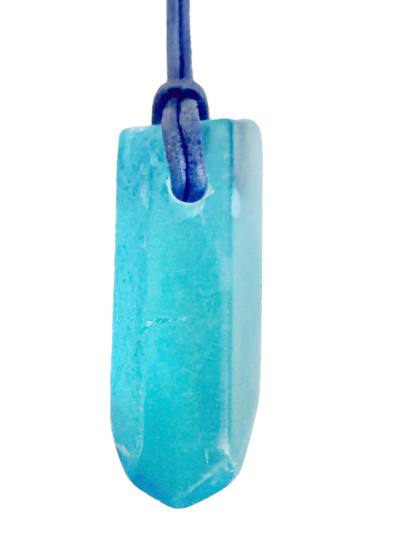 Aqua Aura blau Edelstein Rohstein Stab Anhänger anpoliert front gebohrt