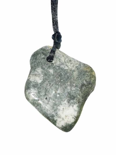 Dolerit freeform Trommelstein Edelstein Anhänger gebohrt mit Band