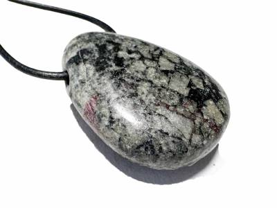 Eudialyt in Matrix Trommelstein Tropfen Edelstein Anhänger gebohrt