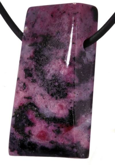 Eudialyt pink schwarz Viereck gebohrt Edelstein Anhänger aus Schweden