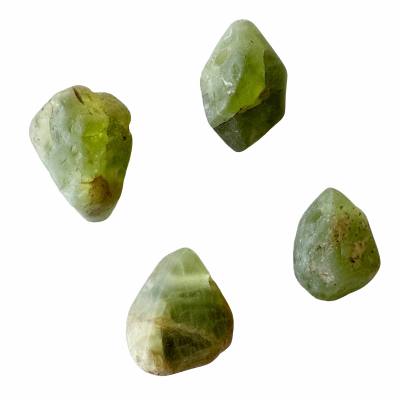 Peridot grün freeform Edelstein Rohstein Kristall Ketten Anhänger quer gebohrt Heilsteine