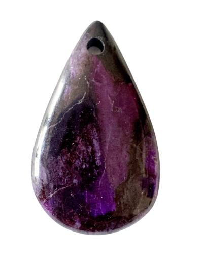 Sugilit Edelstein Tropfen Cabochon Kettenanhänger Anhänger front gebohrt