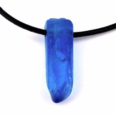 Aqua Aura Quarz Edelstein Stab Anhänger anpoliert quer gebohrt sattes blau bedampft