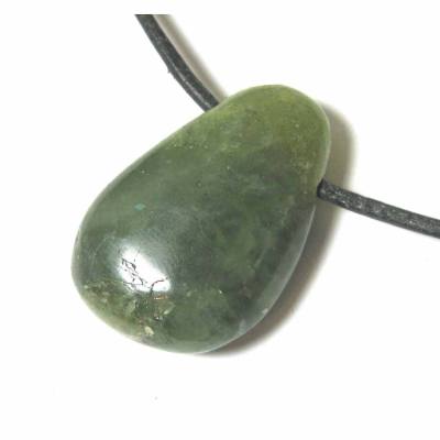 Peridot grün freeform Edelstein Trommelstein Ketten Anhänger quer gebohrt Heilsteine