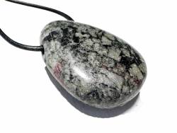 Eudialyt in Matrix Trommelstein Tropfen Edelstein Anhänger gebohrt