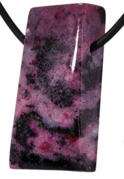 Eudialyt pink schwarz Viereck gebohrt Edelstein Anhänger aus Schweden