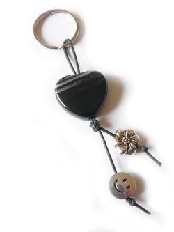 Sardonyx Edelstein Herz mit Smilie und Blume Lederband Schlüsselanhänger